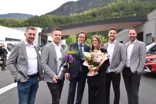 Michael und Birgit Goidinger mit Besuch vom Autohaus Kapferer aus Umhausen bei der Eröffnung. | Foto: Perktold