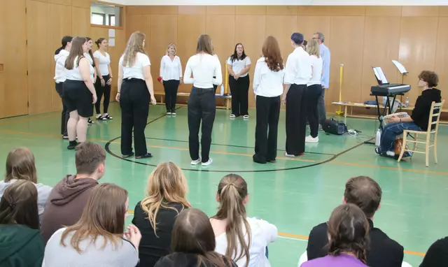 "Aya ngena“ - vom Schulchor der WISO aufgeführt als Kreistanz.