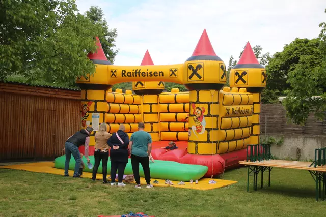 Immer eine Attraktion für kleinere Kinder: die Luftburg.