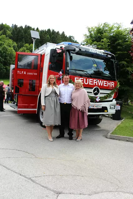 Die beiden Patinnen des neuen Einsatzfahrzeuges Anna und Roswita mit Kdt. Michael Cretnik