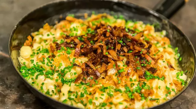 Absolute Salzburger Spezialitäten sind neben dem Bierfleisch, das oft mit Preiselbeeren und hausgemachter Spätzle serviert wird, die Pinzgauer Kasnocken und das Salzburger Schnitzel - ein mit Schwammerl, Speck und Käse gefülltes Schnitzel -, oft serviert mit Petersilerdäpfel. | Foto: SalzburgerLand Tourismus
