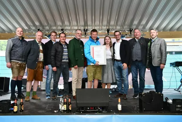 Ehrungen von der WKO, am Podium v.l. die Firmenvertreter Günter Binggl, Josef Edlinger, Erik Feuchter, Hubert Heilmayer, Peter Mühlbacher, Johannes Arneth, Tanja Mösenbacher, Armin Bacher, Wolfgang Schlick und Bgm. Johannes Rauter. | Foto: Anita Galler