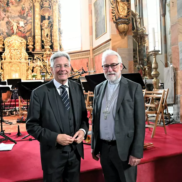 Landeshauptmann Peter Kaiser mit Landesbischof Josef Marketz kurz vor Konzertbeginn