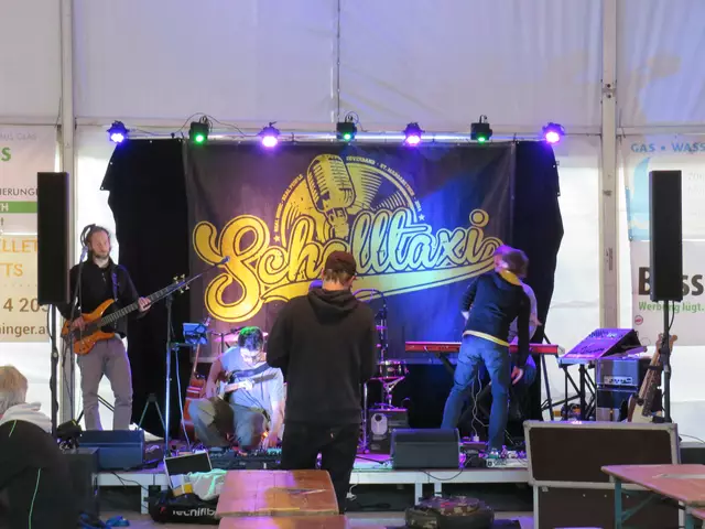 Aufbau für den Auftritt der Band "Schalltaxi". 