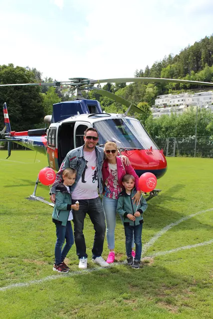 Die Familie Pichler vor dem Polizeihubschrauber