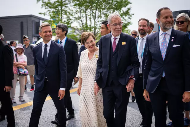 Rundgang auf dem Ausstellungsgelände. Bundesminister Hattmansdorfer (v.l.), Doris Schmidauer (Gattin des Bundespräsidenten), Bundespräsident Alexander Van der Bellen, Landeshauptmann-Stellvertreter Stefan Schnöll.  | Foto: Büro Schnöll
