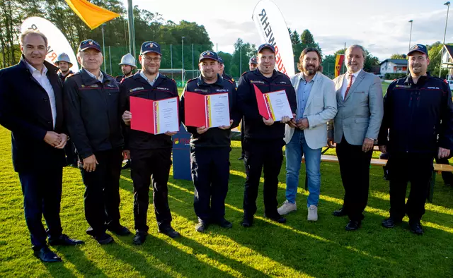 Beförderungen: Landesrat Leonhard Schneemann, OBR Wolfgang Kinelly, OBI Michael Gamauf, OBI Josip Milicevic, OBI Marco Luif, Landtagsabgeordneter Hans Unger, Bezirkshauptmann Peter Bubik und Bürgermeister Marc Hoppe zu ihren Beförderungen.  | Foto: Landesmedienservice/Fenz