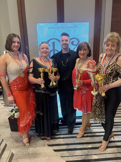 Das Pro-Am Team vom Tanzsportklub Titan-Marchfeld. Mit Anna Dorner, Christa Scharinger, Porfitänzer Christoph Holczik, Christa Kramer und Lucia Fröschl. | Foto: Titan-Marchfeld