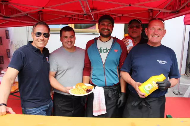 Ein fröhliches Küchenteam sorgte für das leibliche Wohl.