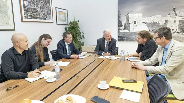 Bürgermeister Klaus Schneeberger präsentierte den Pressevertretern den Rechnungsabschluss. | Foto: Stadt Wiener Neustadt/Michael Weller