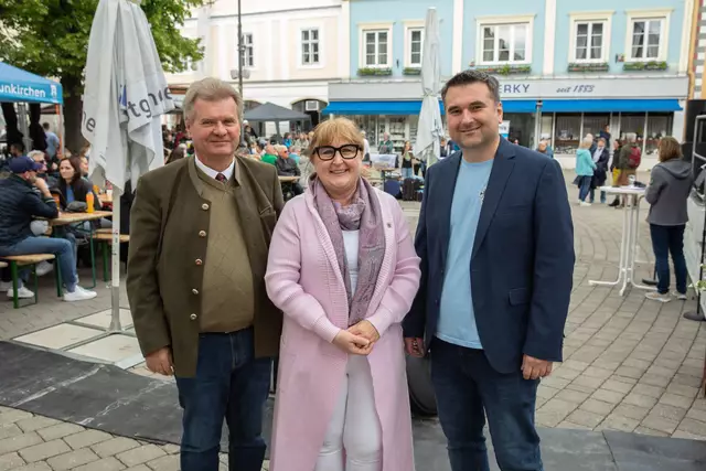 V.l.: Bezirksobmann des Blasmusikverbands Ernst Osterbauer, Bürgermeisterin Klaudia Osztovics und Bezirksjugendreferent Johannes Kornfeld.  | Foto: er