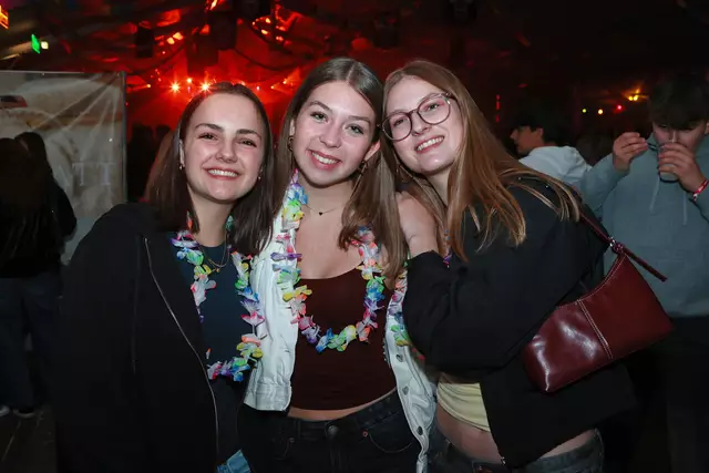 Bei Musik, Cocktails und lockerer Atmosphäre kamen zahlreiche Feierlustige zusammen. | Foto: Helmut Klein