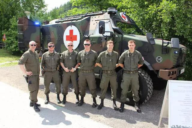 Einsatzteam des Sanitätszentrums West vor ihrem ATF Dingo