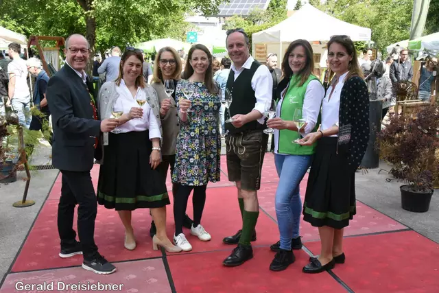 Geschäftsführer vom Stadtmarketing Gerwald Hierzi, Leiterin vom Veranstaltungsbüro forumKLOSTER Katrin Kanya MSc,  Finanzstadträtin Tamara Niederbacher, 1. Vizebgm. Mag.a Katharina Schellnegger,NAbg. BGM Christoph Stark, Claudia Berghold und Eva Meichenitsch vom Stadtmarketing.  | Foto: Gerald Dreisiebner