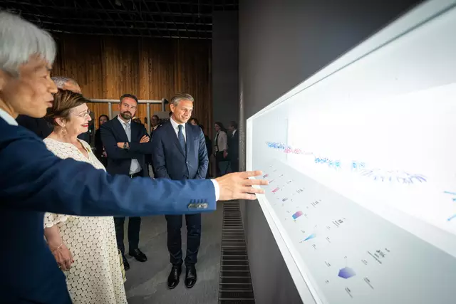 Rundgang im hölzernen Pavillion | Foto: Büro Schnöll