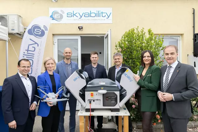 Wirtschaftskammerpräsident Andreas Wirth, Bürgermeisterin Rita Stenger, Geschäftsführer Philipp Knopf (Skyability), Geschäftsführer David Monetti (Skyability), Geschäftsführer Michael Gerbavsits (Wirtschaftsagentur Burgenland), Landtagspräsidentin Astrid Eisenkopf, Landesrat Leonhard Schneemann feierten mit dem Drohnendienstleister Skyability in Siegendorf Jubiläum. | Foto: Landesmedienservice Burgenland
