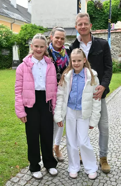 Marie und Sophie mit ihren Eltern Maria und Wolfgang Warmuth, Seeboden