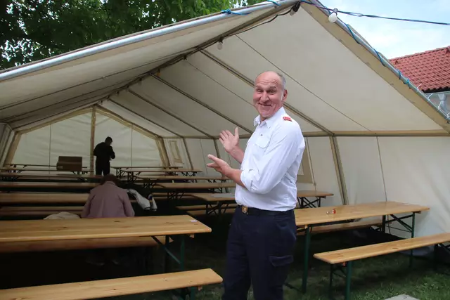 Ortsvorsteher und Feuerwehrkommandant Karl Schierer preist das zusätzliche Festzelt an. 