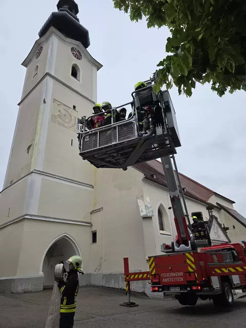 Kirchturm-Einsatz bei der Pfarrkirche Aschbach. | Foto: Zarl