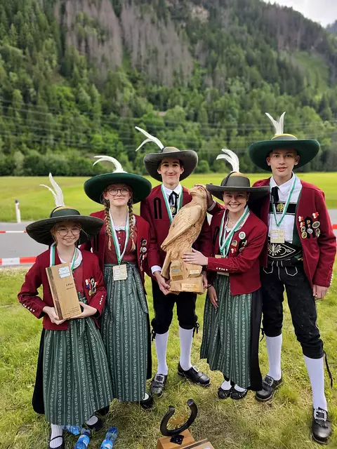 Stolzes Siegerteam: Die jungen Schützen und Marketenderinnen des Bataiilons Hörtenberg holten die Trophäe! | Foto: BTSK