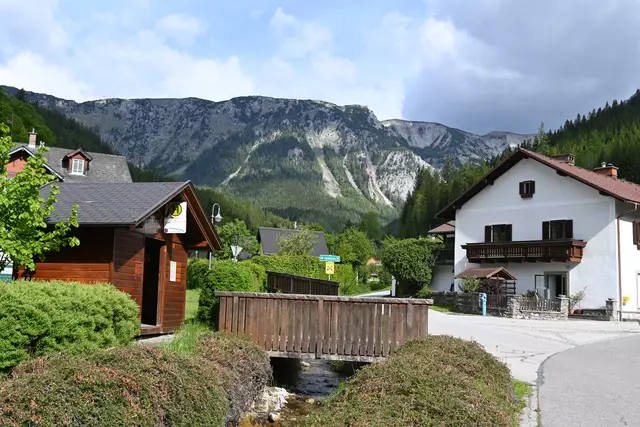 Bushaltestelle in Altenberg und hinten die Schneealpe