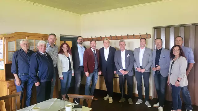 FPÖ Bezirk Güssing  mit den Abgeordneten zum Landtag  Klubdirektor Norbert Hofer, Landtagsabgeordnete Michaela Brandlhofer und Mag.Thomas Grandits mit den Nationalratsabgeordneten Alexander Petschnig und Michael Gmeindl. Mit dem neuen Bezirksgeschäftsführer Josef Fürbass(mitte)