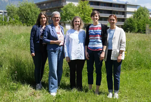 Claudia Wenzel (Meduni Wien), Christiane Kreyer (Umit Tirol), Annibelle Call (Meduni Wien), Agnes Mistlberger-Reiner (Verein Open Science) und Laura Ringel (Umit Tirol) trafen sich am Campus der Umit Tirol in Hall zum wissenschaftlichen Austausch über das Forschungsprojekt „Reden wir drüber“. | Foto: Umit Tirol/Geisler
