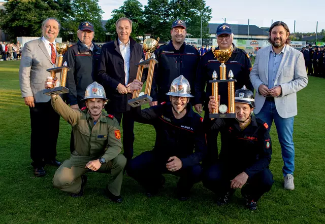 Bezirkshauptmann Peter Bubik, Bezirksfeuerwehrkommandant Oberbrandrat (OBR) Wolfgang Kinelly, Landesrat Leonhard Schneemann, Bürgermeister Marc Hoppel (Grafenschachen), Bezirksfeuerwehrkomandant-Stellvertreter Brandrat (BR) Adolf Lehner und Landtagsabgeordneter Hans Unger gratulierten den Vertretern der Zeitschnellsten Bewerbsgruppen Grafenschachen (Dritter), Jabing (Erster) und Baumgarten (Zweiter). | Foto: Landesmedienservice/Fenz