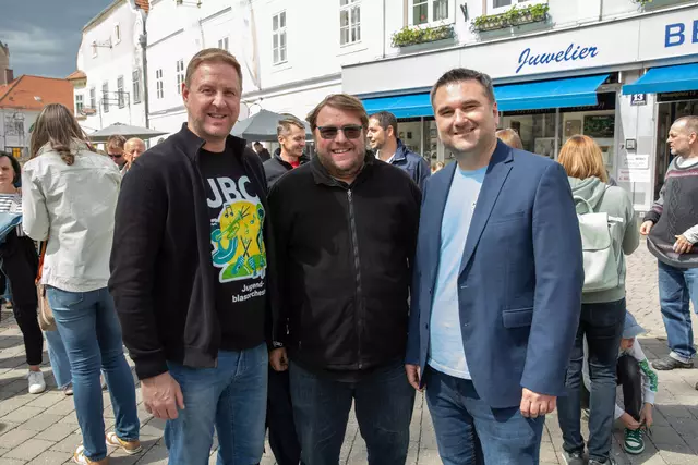 V.l.: Markus Ebner, Rainer Leitner und Johannes Kornfeld beim Young Brass Festival am Hauptplatz in Neunkirchen.