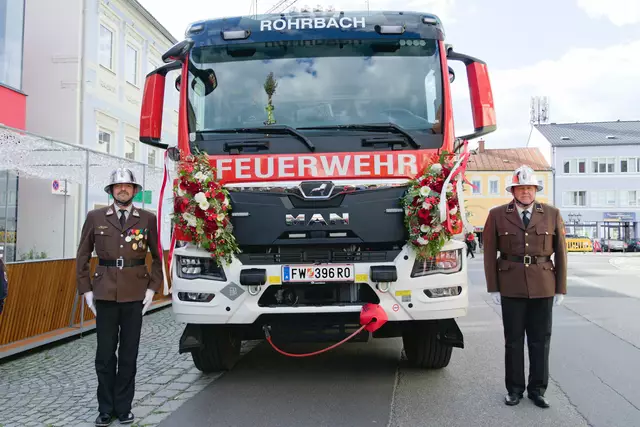 Mit Freude und Stolz präsentiert die Feuerwehr das neue Rüstlöschfahrzeug (RLF 2000) am Stadtplatz. | Foto: Alfred Hofer