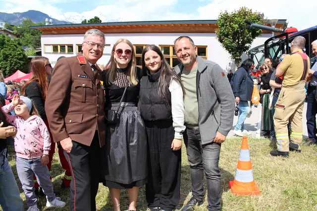 Manfred, Julia, Sarah und Josef genossen die Aussicht vom Feuerwehrkran aus.