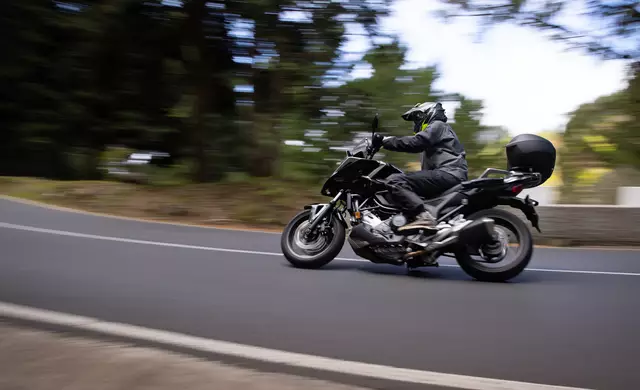 Ein 63-Jähriger kam am Sonntag auf der Kreuzner Landesstraße zu Sturz. (Symbolfoto) | Foto: stock.adobe.com/at/Lukas Gojda