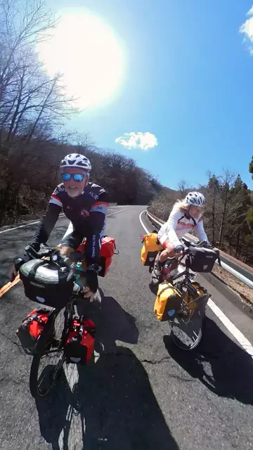 Mit dem Zelt im Gepäck und der Welt vor dem Lenker – Radabenteuer Tag für Tag. | Foto: Biking Baiers