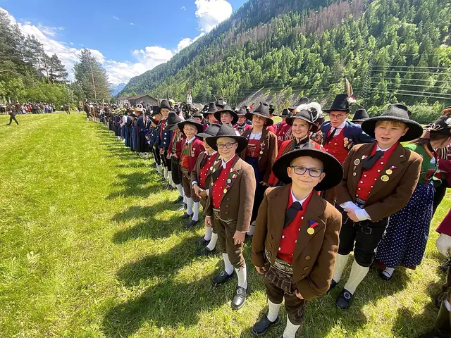 Imposanter Aufmarsch von 300 jungen Schützen und Marketenderinnen in Osttirol | Foto: BTSK