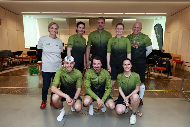 Diese kreativen Köpfe entwarfen die neue 927er-Dress:
1. Reihe v.l.: Thomas Hofer Christian Hildner, Victoria Lehner
2. Reihe v.l.: Martina Lehner, Christine und Herbert Hiesl, Sarah Stütz, Andreas Bauer
Nicht am Bild: Simon Hofer | Foto: Johannes Smutek