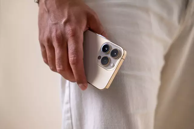 Die Nutzungsdauer von Smartphones wird immer kürzer und die Geräte verenden meistens in Schubladen. | Foto: refurbed