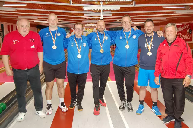 ISR Hans Jesenko, Cupsieger KSK Klagenfurt-Magdalensberg mit Andrej Lahovec, Günter Snieder jun., Roman Leitner, Werner Rössler und Daniel Waldhauser, rechts KSKV Landessekretär Helmut Müller