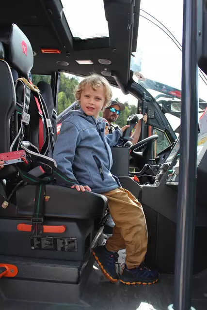 Chad besichtige das Flughafenlöschfahrzeug.