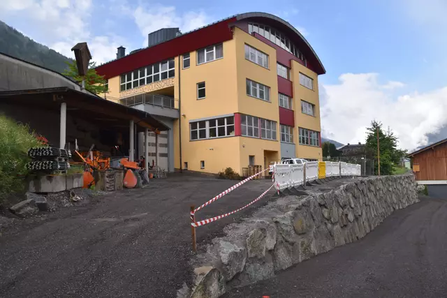 Auf dieser Fläche soll in Holzbauweise eine Herberge für den Bauhof und die Freikrippe entstehen. Zudem ist eine Kletterwand samt Spielplatz geplant.