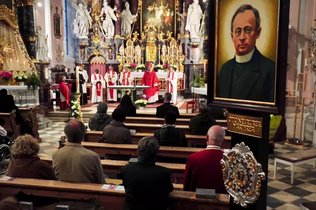Der selig gesprochene Pfarrer Otto Neururer ist in der Wallfahrtskirch Götzens stets präsent. | Foto: Hassl