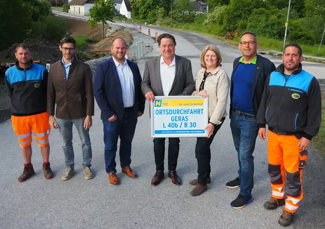 Rene Sprung (Straßenmeisterei Geras), Ing. Leopold Ederer (Straßenbauabteilung Hollabrunn),  Michael Fidler (Leiter-Stv. der Straßenmeisterei Geras), BR Klemens Kofler in Vertretung von LH-Stellvertreter Udo Landbauer, Karin Gutmann MSc. (Bgm. von Geras), DI Daniel Leitl (Leiter-Stv. der Straßenbauabteilung Hollabrunn), Thomas Neunteufl (Straßenmeisterei Geras). | Foto: NÖ Landesregierung