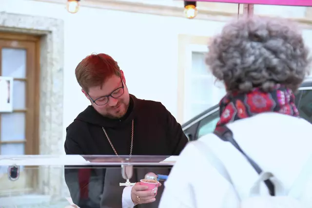 Erzabt Jakob Auer beim Ausgeben von Halleluja-Eis im Stiftshof von St. Peter. | Foto: Erzdiözese Salzburg/Michaela Greil
