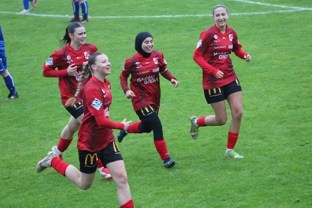 Stella Kastner bejubelt mit ihren Kolleginnen den Führungstreffer. | Foto: Meinbezirk Perg/Köck