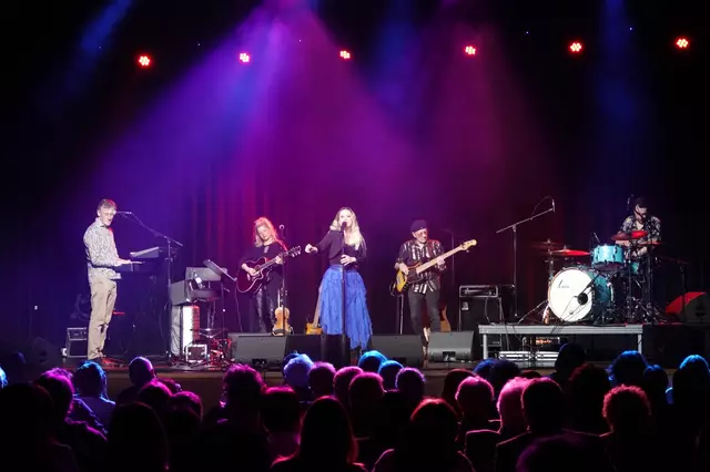 Gemeinsam entführte die Formation in eine Welt aus über 50 Jahren Austropop. | Foto: Michael Blinzer