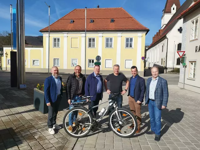 "Tag der Pedalritter" im Kleinen Erlauftal: Die Bürgermeister Reinhard Nosofsky aus Reinsberg, Friedrich Salzer aus Wolfpassing, Franz Sonnleitner aus Wang, Harald Gnadenberger aus Gresten, Manfred Wieser aus Randegg und Erich Buxhofer aus Gresten-Land
| Foto: eisenstrasse.info