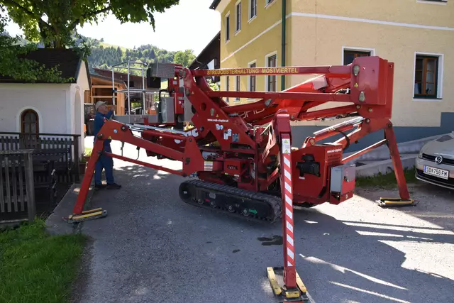 "Streuobsterhaltung Mostviertel": Mit seinem Verein setzt sich der Landwirt Engelbert Wieser aus Randegg für den Erhalt der uralten Mostbirnbäume in unserer Region ein. | Foto: Roland Mayr/MeinBezirk Scheibbs