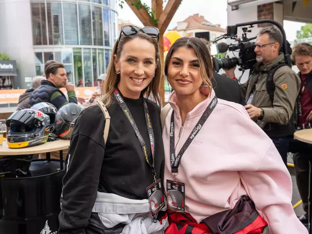 Auch aus Deutschland kamen die Promis für das "Art of Cart"-Rennen. Die Reality-TV-Stars Christina Grass (l.) und Yeliz Koç rasten ebenfalls um die Wette.  | Foto: Valentina Marinelic/MeinBezirk