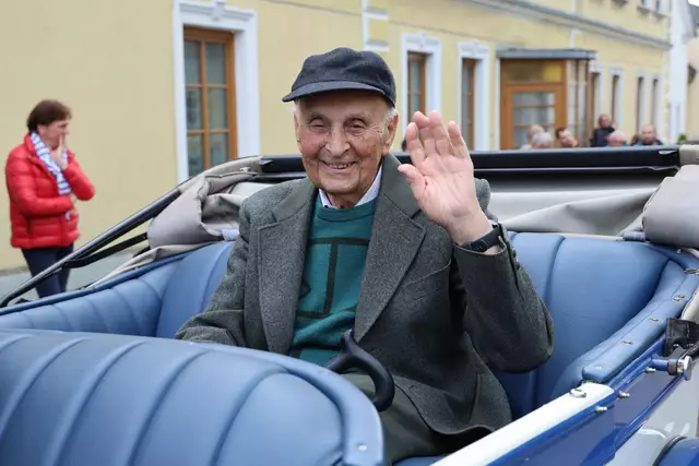 Willibald Krenn (Jahrgang 1927) als Mitfahrer im Chevrolet Superior (Baujahr 1927) von Rudolf Friewald bei der Oldtimer-Parade. | Foto: Marktgemeinde Michelhausen