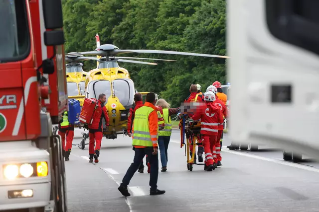 Ein Kleinbus ist in voller Fahrt auf der Welser Autobahn gegen das Heck eines Lkw-Anhängers gekracht – Das forderte ein Todesopfer und sieben Verletzte. | Foto: laumat.at