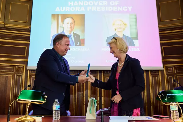 Amtsvorgänger Martin Procházka von der Palacký-Universität Olmütz übergibt das Staffelholz an die neue AURORA-Präsidentin Veronika Sexl. | Foto: Ciprian O. 